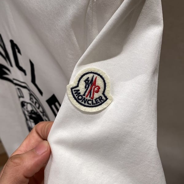 目を惹くカラーモンクレール フロッキープリント ロゴ Ｔシャツ パチモン2色 moa19539